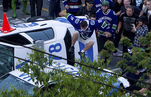 gallery_shocking_scenes_from_the_vancouver_game_riots.jpg