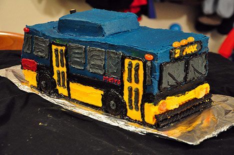 metro-bus-birthday-cake-photo-002.jpg