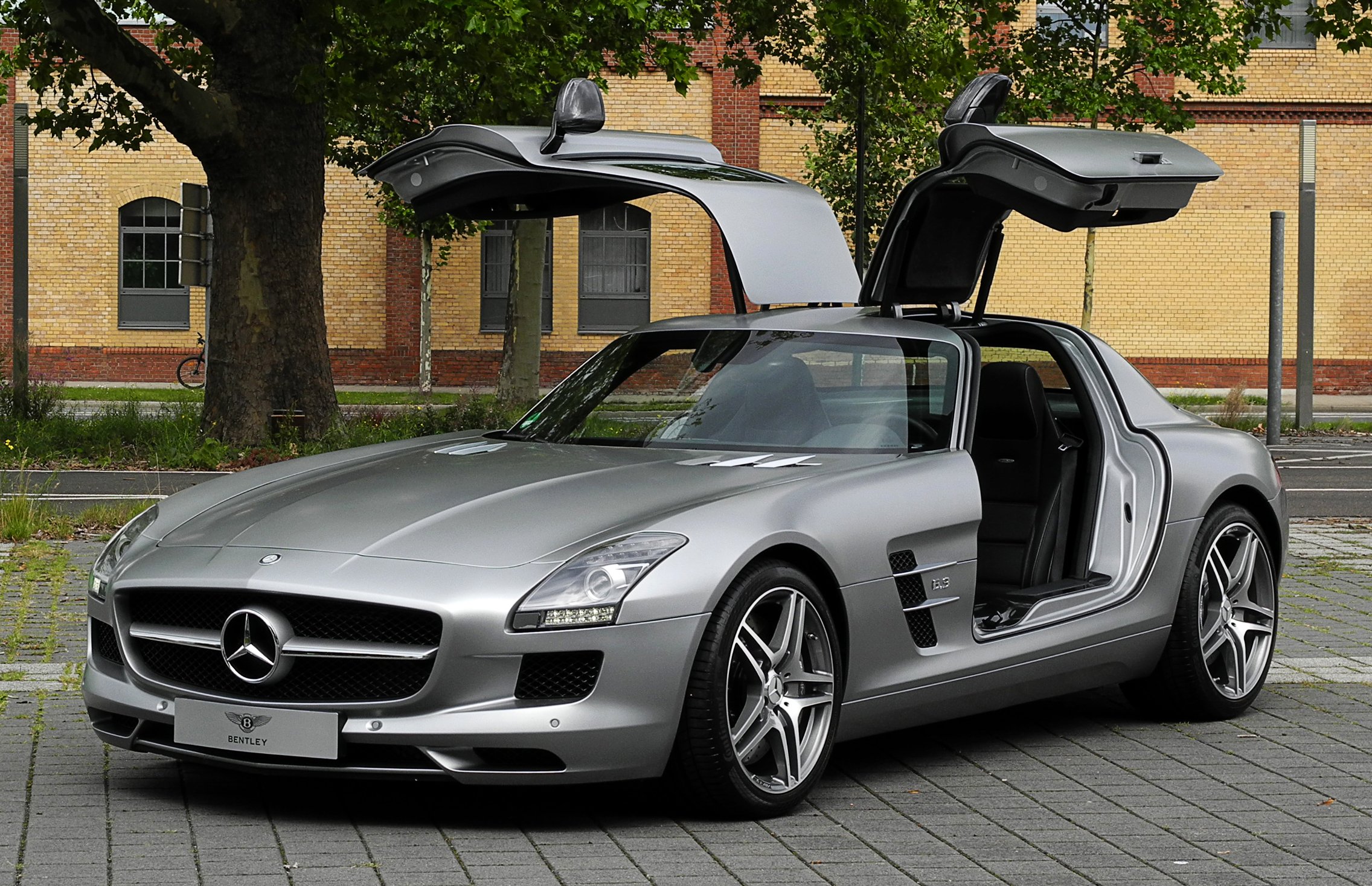 Mercedes-Benz_SLS_AMG_(C_197)_%E2%80%93_Frontansicht_ge%C3%B6ffnet,_10._August_2011,_D%C3%BCsseldorf.jpg