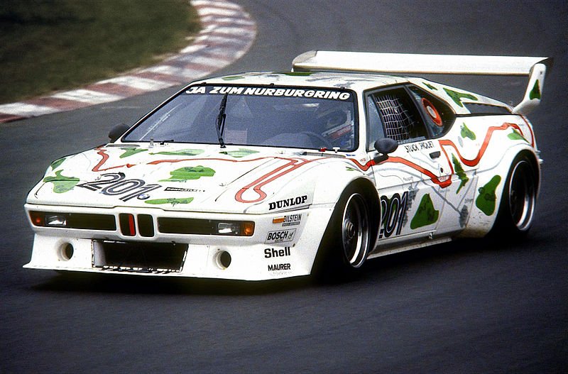 800px-1980-05-24_Nelson_Piquet_im_BMW_M1%2C_N%C3%BCrburgring_S%C3%BCdkehre.jpg