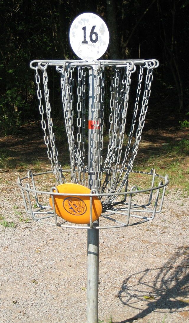 640px-Disc_golf_in_basket.JPG