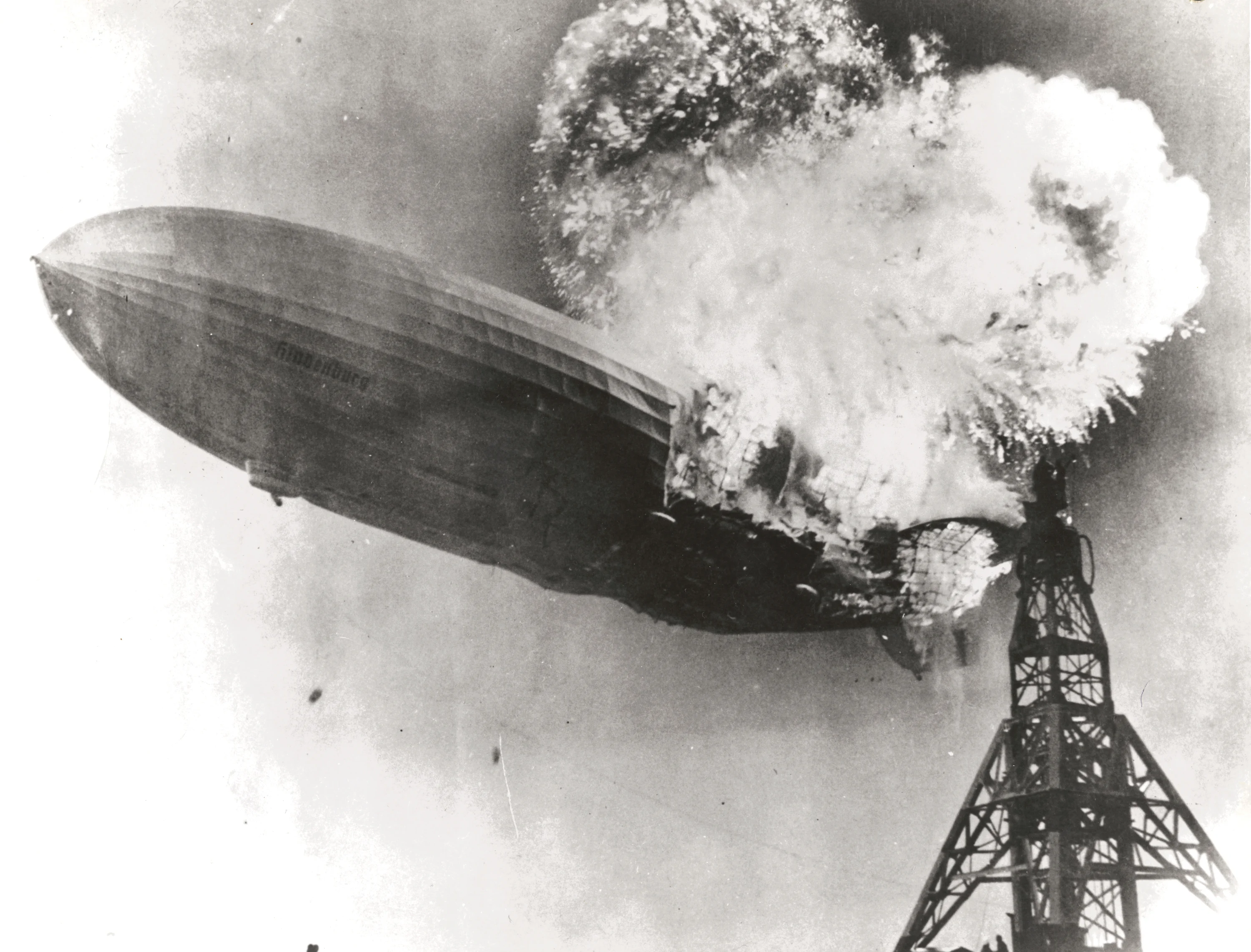 Hindenburg_burning.webp