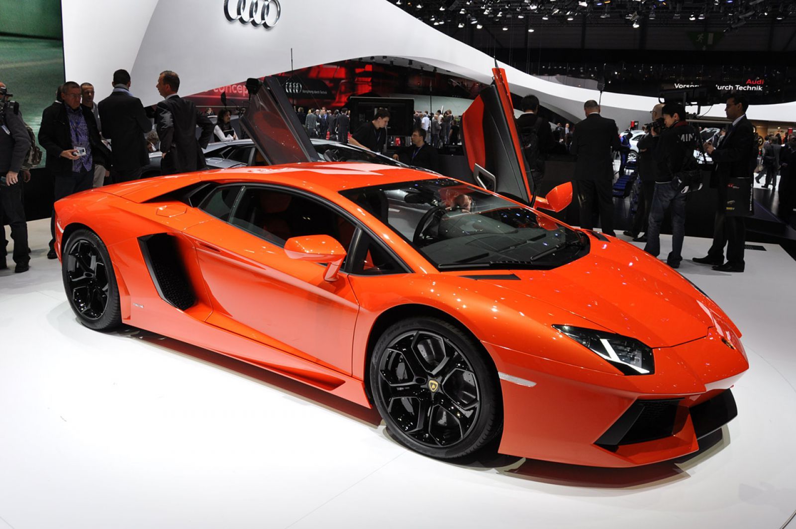 2011-Lamborghini-aventador-lp700-doors_24.jpg