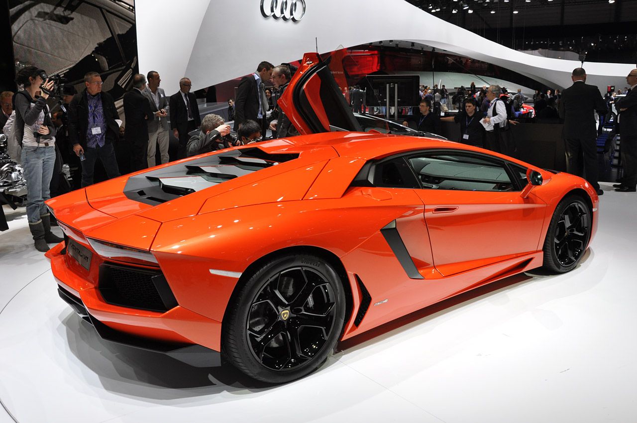 2011-Lamborghini-aventador-lp700-rear_78.jpg