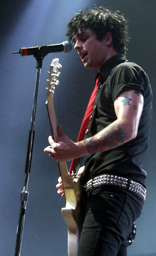 Billie_Joe_Armstrong_at_mic_in_Cardiff.png